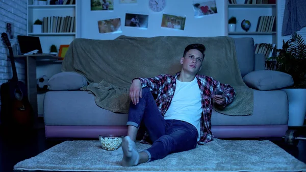 Chłopiec Samotny Siedzi Domu Wybierając Kanał Telewizyjny Jedzenie Popcorn Marnowanie — Zdjęcie stockowe