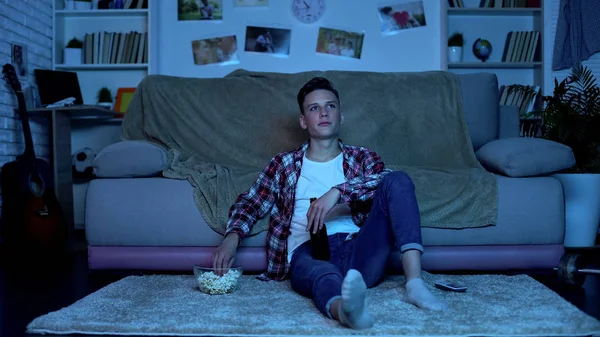 Young Student Drinking Beer Eating Popcorn Watching Show Weekend Leisure — Stock Photo, Image