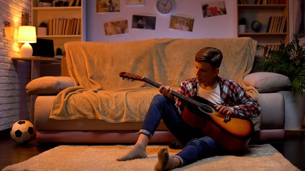 Adolescente Estudando Para Tocar Guitarra Sonhando Com Hobby Carreira Músico — Fotografia de Stock