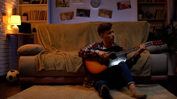 Zurdo Adolescente Estudiante Jugando Guitarra Casa Relajante Después Conferencias Hobby — Foto de Stock