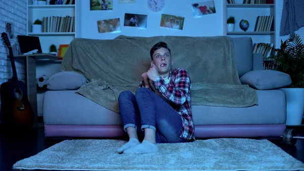 Paura Adolescente Guardando Film Horror Tarda Notte Mangiare Popcorn Emozioni — Foto Stock