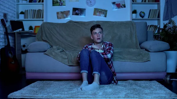 Scioccato Adolescente Ragazzo Guardando Film Horror Tarda Notte Emozioni — Foto Stock