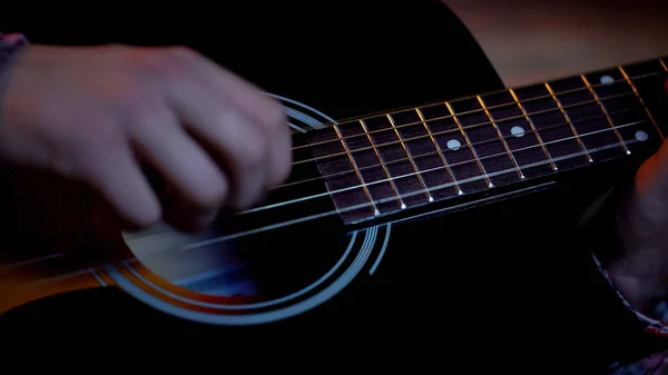 Joven Macho Tocando Guitarra Acústica Soñar Con Carrera Músico Primer — Foto de Stock