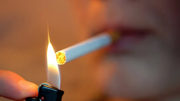 Jonge Man Roken Van Sigaretten Nicotineverslaving Schadelijke Ongezonde Gewoonte — Stockfoto