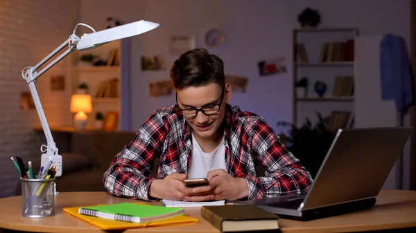 Studente Adolescente Occhiali Seduto Tavola Chatta Smartphone Con Gli Amici — Foto Stock