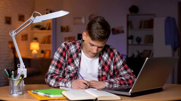 Teenager Facendo Compiti Scrivendo Compito Copybook Laptop Sul Tavolo — Foto Stock