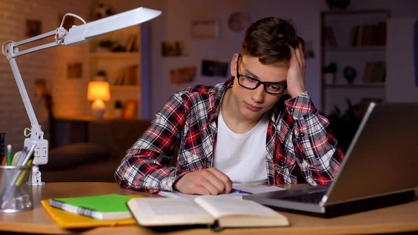 Estudiante Sobrecargado Tratando Hacer Asignación Sintiéndose Confundido Plazo Del Proyecto —  Fotos de Stock