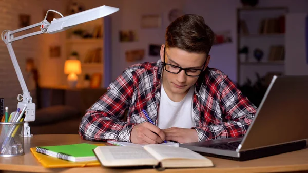 Joven Chico Escritura Resumen Preparación Para Prueba Haciendo Proyecto Educación —  Fotos de Stock