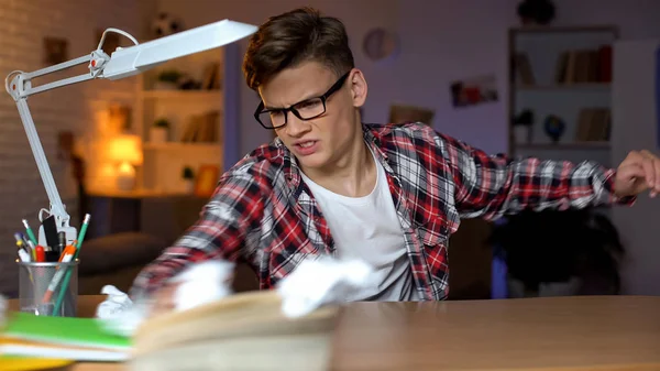 Studente Aggressivo Sovraccaricato Che Lancia Libri Tavolo Non Può Risolvere — Foto Stock