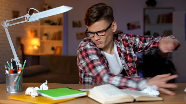 Studente Aggressivo Che Lancia Libri Tabella Non Riesce Risolvere Assegnazione — Foto Stock