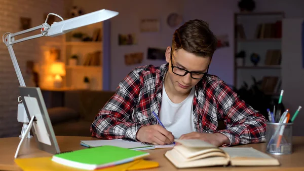 Studente Diligente Che Sua Città Natale Campus Lavorando Progetto Diploma — Foto Stock