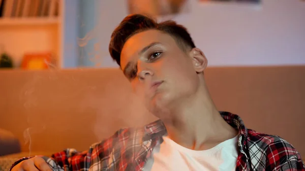 Boy Exhaling Cigarettafüst Magányos Otthon Káros Szokás Függőség — Stock Fotó