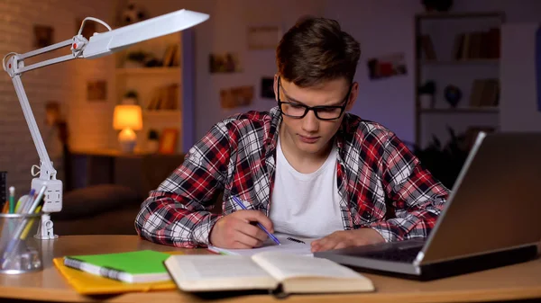 Gözlükkonsantre Öğrenci Ödevini Yapıyor Okul Projesi Üzerinde Çalışıyor — Stok fotoğraf