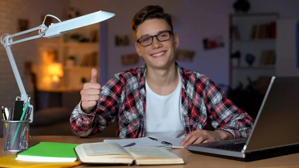 Studente Intelligente Occhiali Finitura Compiti Casa Mostrando Pollici Alla Fotocamera — Foto Stock