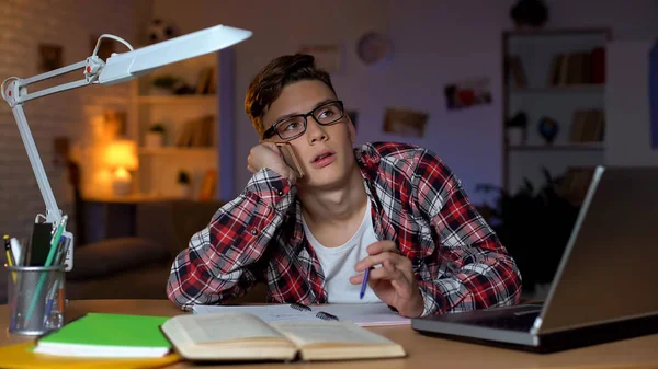 Studente Annoiato Che Chiacchiera Telefono Con Amico Invece Studiare Perdendo — Foto Stock