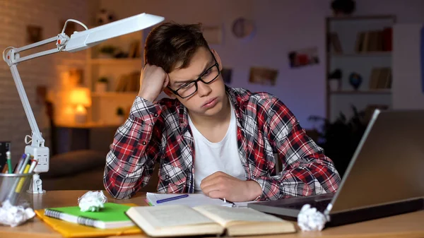 Ansioso Estudiante Adolescente Tratando Resolver Difícil Asignación Matemáticas Problemas —  Fotos de Stock