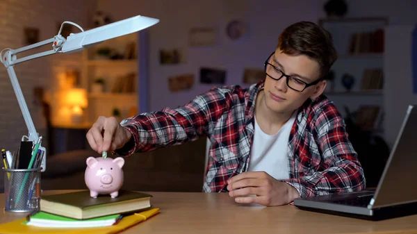 Adolescente Colocando Dinheiro Para Piggyback Freelancer Trabalho Para Estudantes Primeiro — Fotografia de Stock