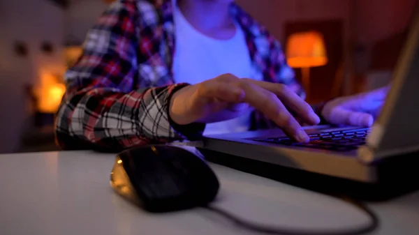 Mano Niño Nervioso Presionando Tecla Jugando Videojuegos Ordenador Portátil Adicción —  Fotos de Stock