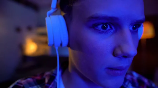 Tonåringen Att Sätta Hörlurar Och Spela Video Game Cybersports Fritid — Stockfoto
