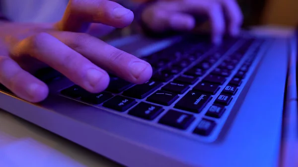 Mani Maschili Che Giocano Gioco Computer Primo Piano Digitando Sul — Foto Stock