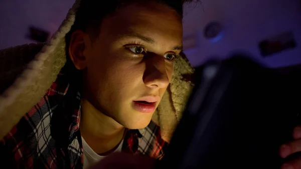 Teenager Liegen Unter Decke Und Spielen Spiel Auf Tablet Gadget — Stockfoto