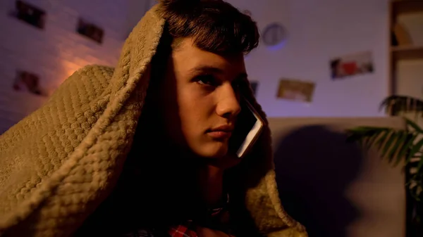Teenager Mluví Telefonu Pozdní Noci Ležící Pod Dekou Komunikace — Stock fotografie