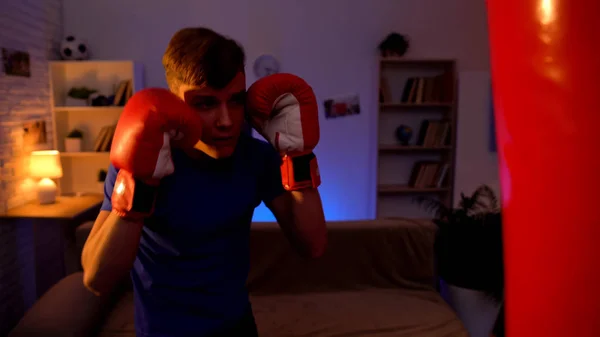Молодой Студент Бьет Боксерскую Грушу Высвобождает Негативные Эмоции Снимает Стресс — стоковое фото