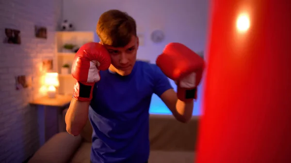 Adolescente Guantes Saco Boxeo Perforación Soñando Con Convertirse Boxeador Fitness — Foto de Stock