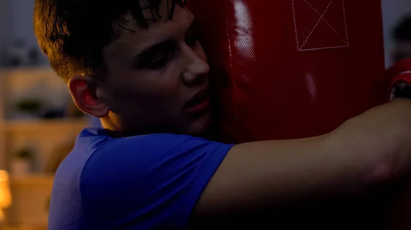 Вымотанный Подросток Обнимает Боксерскую Грушу После Интенсивной Тренировки Фитнеса Спорта — стоковое фото
