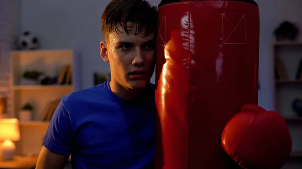 Решительный Самоуверенный Подросток Обнимает Боксерскую Грушу После Интенсивной Тренировки — стоковое фото