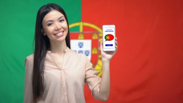 Nő, aki a smartphone nyelvtanulása app, Portugál zászló a háttérben