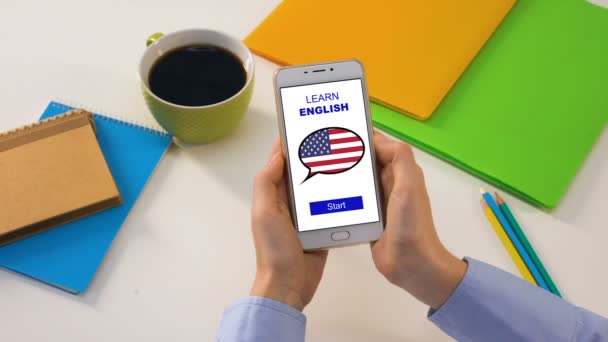 Άτομο που κρατά κινητό τηλέφωνο με μάθετε Αγγλικά app, ξένη γλώσσα, εκπαίδευση — Αρχείο Βίντεο