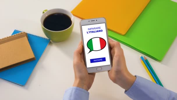 Italian language application on smartphone in persons hands, online education — Stock Video