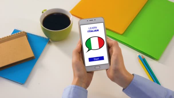 Learn Italian application on cellphone in persons hands, studying language — Stock Video