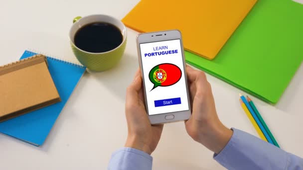 Leer Portugese applicatie op mobiele telefoon in personen handen, taal studeren — Stockvideo