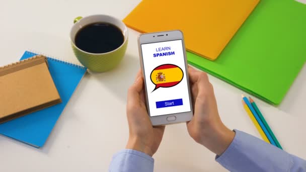 Μάθετε ισπανική εφαρμογή στο κινητό τηλέφωνο στα χέρια των ατόμων, μελετώντας τη γλώσσα — Αρχείο Βίντεο