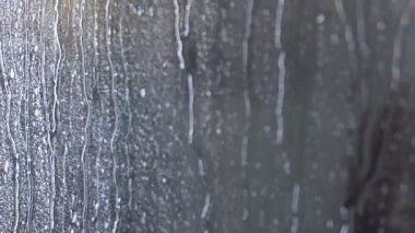 Yulaf lapası ile plaka reddeden yaşlı adam, huzurevinde oturan yağmur bakıyor