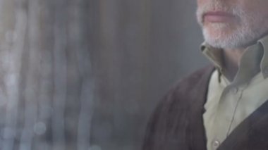 Yaşlı adam doktor elinden hap alıyor, huzurevinde düzgün bakım