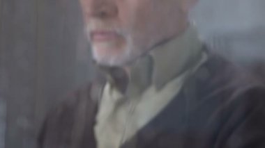 Hastaya bakan hemşire, omuzlarını halı ile kaplayan, destekli yaşam tesisi