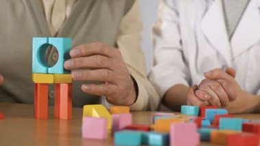Titreyen elleri ile büyükbaba ahşap küpler, rehabilitasyon merkezi ev yapma