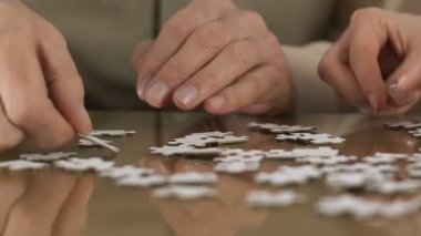 Hemşire yaşlı adam tarama bulmaca, üst düzey insanların becerilerinin geliştirilmesi yardım