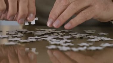 Bulmaca, rehabilitasyon, düşünce süreci desteği birleştirmeye çalışan yaşlı adam
