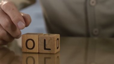 Yaşlı, yaşlı adam ahşap küpler, emeklilik, altın çağ, yakın çekim kelime yapma