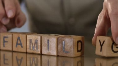 Aile, tahta küpler, insani değerler, soyundan gelengurur kelime yapma yaşlı adam