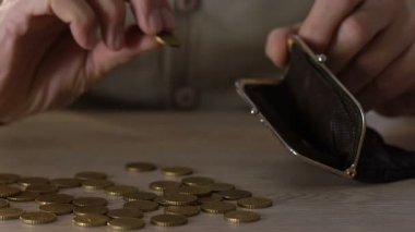 Zavallı yaşlı adam cüzdan, sosyal güvensizlik, düşük gelirli, bütçe sikke koyarak