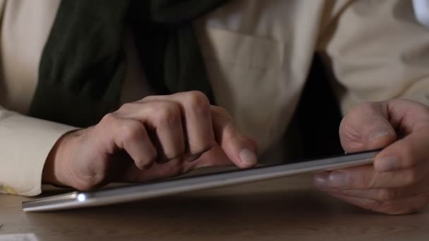 Пожилой человек с помощью планшетного ПК, современный гаджет для онлайн-покупок, применение — стоковое видео