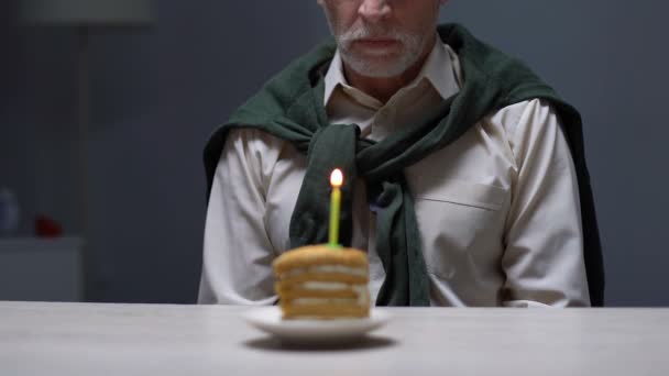 Hombre anciano sentado solo con pastel de cumpleaños, abandonado por parientes, problemas — Vídeo de stock