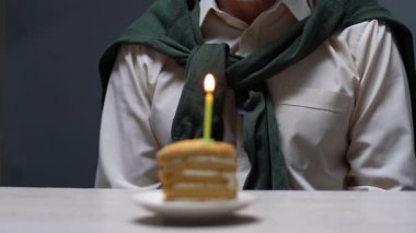 Üzgün yaşlı adam masada doğum günü pastası ile tek başına oturan, aile tarafından terk