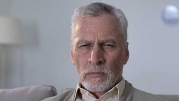 Älterer Mann massiert Schläfen, leidet an Migräne, gesundheitliche Probleme — Stockvideo