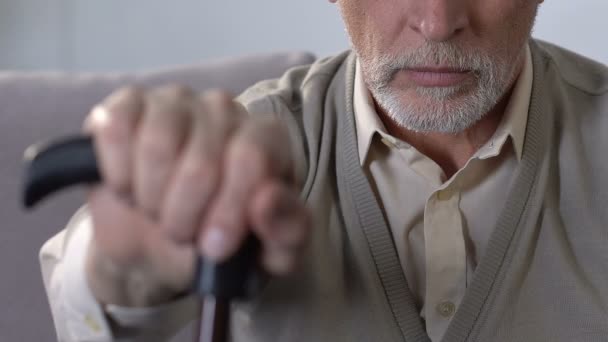 Close-up de homem velho com cana-de-açúcar, deficiência de marcha e problemas articulares, saúde — Vídeo de Stock